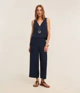 Pantalón pantacourt azul marino de viscosa, con cintura elástica, bolsillos delanteros y detalle de lazo en la cintura.