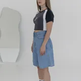 Bermuda de jean celeste, tiro alto y corte ancho.