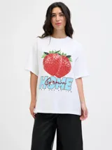 Remera de cuello redondo y mangas cortas, con calce holgado y confeccionada en algodón. Presenta una estampa frontal con diseño de frutillas y la frase 'Home Grown - You are my jam'.