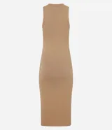 Vestido midi color beige, confeccionado en tejido de punto acanalado, sin mangas y de corte ajustado.