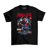 Remera negra de algodón con estampa frontal inspirada en el videoclip Thriller de Michael Jackson, con estética de portada de película de terror en VHS.