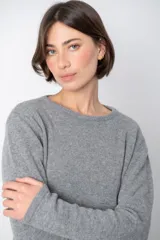 Sweater celeste de punto con cuello redondo y mangas largas.