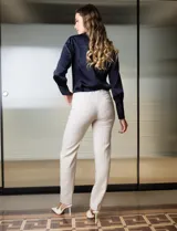 Pantalón de vestir color beige, marca Zac & Rachel, con bolsillos delanteros y traseros. Confeccionado en poliéster y elastano.
