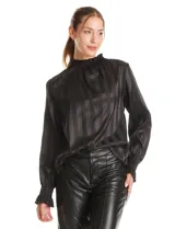 Blusa de satén negro con diseño de rayas verticales tono sobre tono. Presenta cuello alto con detalle de fruncido tipo smock, mangas largas con puños elásticos y terminación con volado.