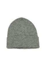 Gorro tipo beanie de punto acanalado con vuelta en el borde, confeccionado en tejido de lana gris.