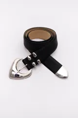 Cinturón negro de cuero sintético con hebilla plateada de estilo western y apliques metálicos plateados.