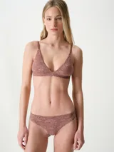 Bralette triangular Soft Touch con estampado animal print, copas removibles y tirantes ajustables negros.