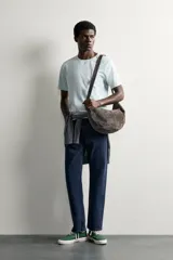 Camiseta slim fit de manga corta y cuello redondo en color gris.