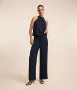 Pantalón pantalona azul marino con rayas verticales blancas, elástico y lazo en la cintura, con efecto airflow.