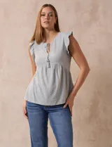 Blusa calada color celeste, marca Madden Girl. Cuello a la base, escote en V y lazo de ajuste. Sisa con volado.