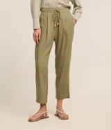 Pantalón fluido Marfinno modelo pijama, color blanco, confeccionado en viscolino. Cuenta con cintura elástica en la espalda, lazo de ajuste, pliegues frontales y bolsillos laterales.
