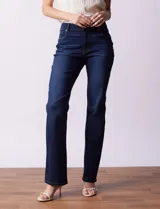 Jean bootcut de tiro alto, marca Baccini. Modelo de pierna recta y terminación bootcut. Pretina con pasadores, botón y cierre. Delantera y trasera con bolsillos.