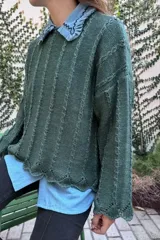 Sweater de tejido de punto con acabado brillante, de corte holgado, cuello redondo y manga larga.