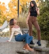 Bota corta de cuero vacuno color negro, con diseño de punta cuadrada y suela de goma tipo track. Presenta doble cierre metálico lateral y una estética robusta y moderna.