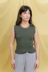 Musculosa color beige de tejido de punto suave, corte recto y escote redondo.