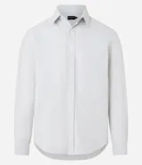 Camisa de vestir masculina de manga larga, confeccionada en tricolina con un sutil estampado de cuadros grid. Presenta cuello clásico, abotonadura frontal y puños con botones.