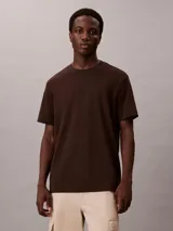 Remera de algodón de corte regular y cuello redondo, con logo de la marca bordado discretamente en el pecho.