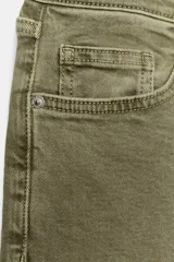 Jeans de tiro alto con diseño cropped flare, cinco bolsillos y bajo deshilachado. Cierre frontal con cremallera y botón metálico.
