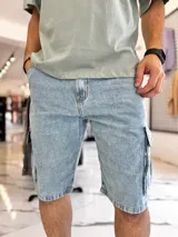 Bermuda de jean estilo cargo con bolsillos laterales con solapa y corte oversize.
