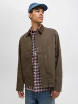 Campera tipo worker de color marrón, con cuello camisero de pana en tono contrastante, cierre frontal con broches a presión y mangas largas.
