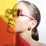 Aros circulares pequeños de acero color plateado.