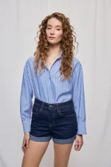 Short de denim color negro con dobladillo fijo, bolsillos delanteros y traseros, de corte clásico.