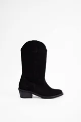 Bota de caña media estilo western, confeccionada en cuero vacuno negro, con taco cuadrado y punta redondeada.