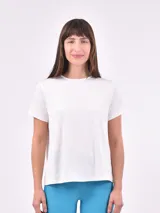 Remera lila de corte clásico y mangas cortas.