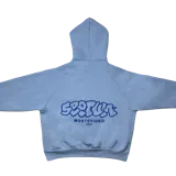 Canguro celeste oversize de felpa 80% algodón, con estampado de serigrafía tipo puf en la espalda con la palabra 'Sputnik' y 'Montevideo 2023'.