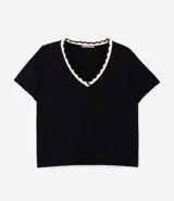 Blusa de manga corta confeccionada en viscolycra, con escote en V y detalle de cuello tejido con borde ondulado en contraste.