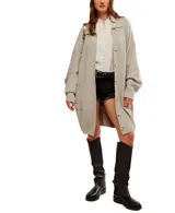 Cárdigan largo de punto acanalado color gris claro, con cuello camisero, cierre frontal abotonado, bolsillos laterales y corte holgado.