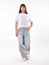Remera blanca de manga corta y corte holgado, con estampa frontal que incluye flores azules y el texto "SPRINGTIME".