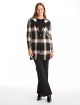 Cardigan tejido de corte recto con diseño a cuadros, cuello con solapa, cierre frontal con botones y bolsillos aplicados en la parte delantera.