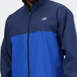 Campera deportiva New Balance con cierre frontal y cuello alto. Diseño bicolor con la parte superior y mangas en azul marino oscuro y la parte inferior en azul eléctrico. Presenta el logo NB en el pecho.