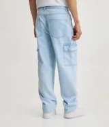 Pantalón de jean modelo baggy con bolsillos cargo laterales, cintura con trabillas y cierre frontal con botón y cremallera.
