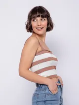 Top de tejido de punto a rayas horizontales color lila y blanco, con breteles anchos y escote recto.