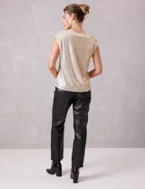 Blusa sin mangas con escote en V, confeccionada completamente en lentejuelas color dorado. Cuenta con forro interno a tono y un corte recto y holgado.