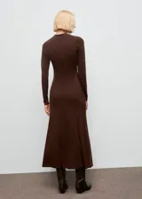 Vestido midi de punto fino color marrón chocolate, con cuello perkins, manga larga y diseño entallado con fruncidos laterales.