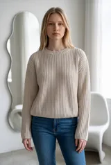 Sweater de punto en color tostado, con cuello redondo y mangas acampanadas estilo oxford. Presenta un tejido de textura acanalada y corte holgado.