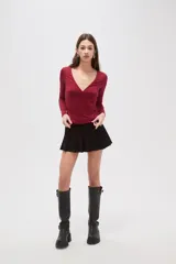 Remera de manga larga color bordó, con escote en V profundo y ajuste al cuerpo.