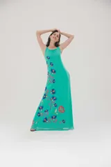 Vestido largo color verde agua con estampado de flores azules y rojas.
