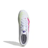 Championes de fútbol Adidas Predator Club con suela FG/MG para césped natural y sintético. Presentan un diseño en color blanco con detalles en fucsia, amarillo neón y violeta, con la marca Predator estampada en el lateral.