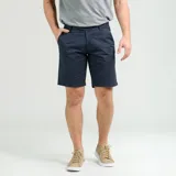 Bermuda de hombre Wrangler, corte chino slim fit, color azul marino.