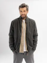 Campera de estilo casual color beige, con cierre frontal, cuello alto y puños elásticos acanalados.