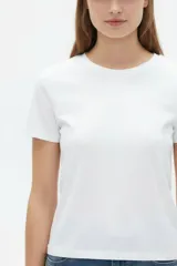 Remera de manga corta y cuello redondo, confeccionada en algodón con elastano, de ajuste al cuerpo y diseño liso a rayas.