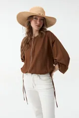 Campera negra corta con cierre frontal y mangas anchas.
