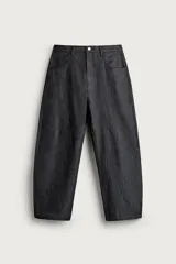 Jeans tapered wide fit de hombre, confeccionados en denim de algodón con efecto lavado en tono azul oscuro. Presentan diseño de cinco bolsillos, tiro medio, corte relajado y cierre frontal con cremallera y botón.