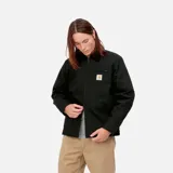Chaqueta Carhartt modelo Detroit, color negro, confeccionada en lona resistente. Presenta cierre frontal completo, cuello de pana en contraste, bolsillo con cierre en el pecho y parche con el logo de la marca.