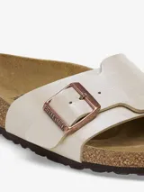 Sandalias Birkenstock Catalina color blanco perlado, con hebilla metálica color cobre y plantilla de corcho.