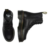 Botas de caña media Dr. Martens modelo Jadon III, confeccionadas en cuero Pisa negro con acabado texturizado. Presentan cierre de cordones con 8 ojales metálicos, suela de plataforma Quad con costuras amarillas en la vira y presilla trasera característica de la marca.